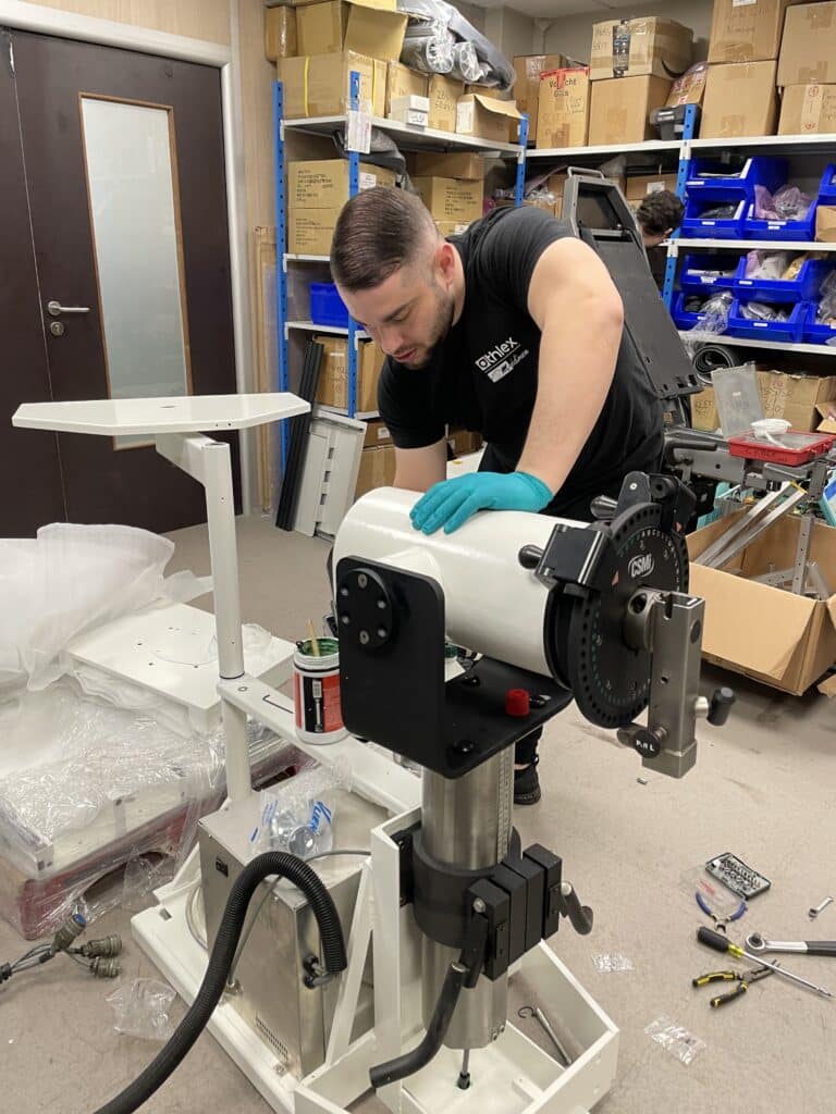 Photo d'un technicien expert intervenant sur une machine.