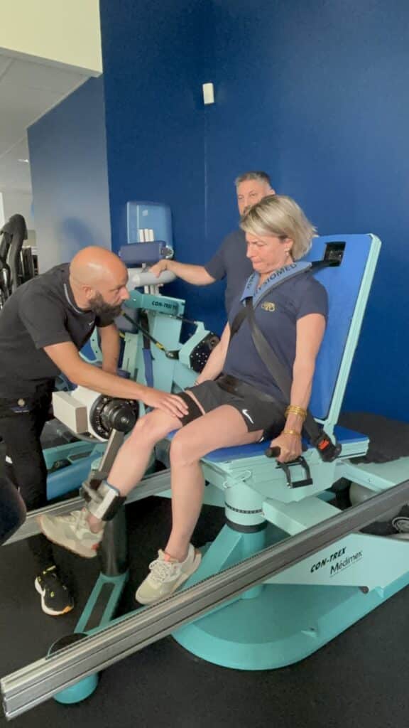 Kinésithérapeute sur une machine d'isocinétisme Con-Trex Athlex