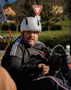 Photo de Tony Moggio, un athlète se lançant dans un défi de traverser handibike