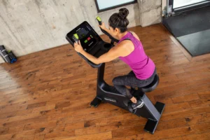 C574U vélo droit en utilisation sportsart athlex